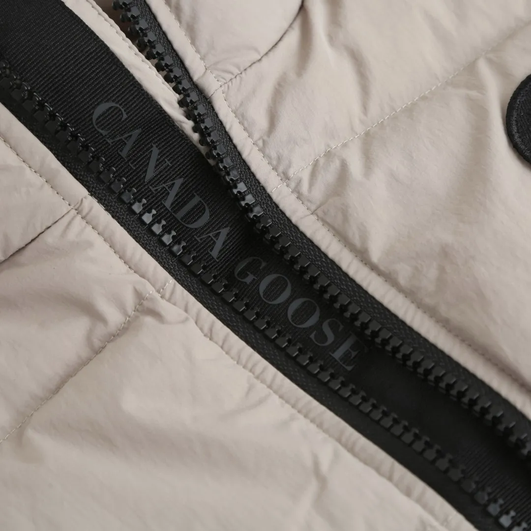 P710 [Exclusive supply] Canada Goose Black Label Badge Down Vest (Khaki) The high-quality filling is made of 90 national standard high-quality white duck down, selected high-loft velvet, weighing 160g, light and warm, with excellent temperature locking performance and good resilience. The fabric is made of high-quality protective nylon fabric, which not only enhances the wear resistance of the surface, but also takes into account wind resistance, ensuring excellent performance in various harsh weather conditions. Three-dimensional quilting technology and precise thread reinforcement prevent lint from being drilled and ensure that the fluffy and resilient elasticity lasts like new. The ribbon is woven with polyester as the base, and the brand letters are decorated on the ribbon through high-precision computer embroidery. The edges of the pattern are clear, the stitches are fine and even, and multiple layers of embroidery thread are stacked to enhance the three-dimensional effect. Size:S-M-L-XL